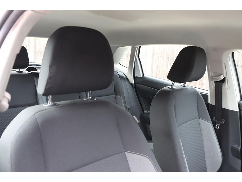 Volkswagen 1.0 EVO LIFE HATCHBACK 5DR PETROL MANUAL SATNAV BLUETOOTH DAB STEREO USB INPUT APPLE CARPLAY JUST 1 OWNER FROM NEW ONLY 49000 MILES FSH NO ULEZ CHARGE 72-74 Mitcham Road