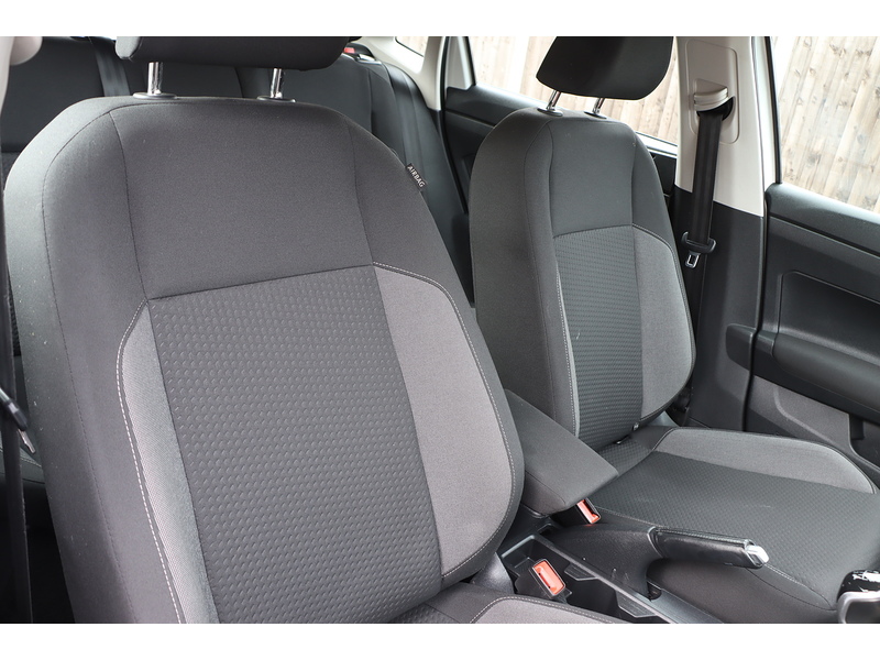 Volkswagen 1.0 EVO LIFE HATCHBACK 5DR PETROL MANUAL SATNAV BLUETOOTH DAB STEREO USB INPUT APPLE CARPLAY JUST 1 OWNER FROM NEW ONLY 49000 MILES FSH NO ULEZ CHARGE 72-74 Mitcham Road