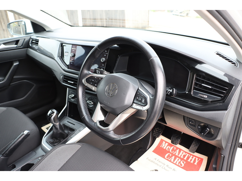 Volkswagen 1.0 EVO LIFE HATCHBACK 5DR PETROL MANUAL SATNAV BLUETOOTH DAB STEREO USB INPUT APPLE CARPLAY JUST 1 OWNER FROM NEW ONLY 49000 MILES FSH NO ULEZ CHARGE 72-74 Mitcham Road