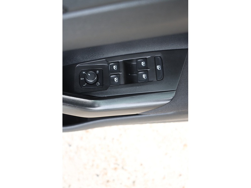 Volkswagen 1.0 EVO LIFE HATCHBACK 5DR PETROL MANUAL SATNAV BLUETOOTH DAB STEREO USB INPUT APPLE CARPLAY JUST 1 OWNER FROM NEW ONLY 49000 MILES FSH NO ULEZ CHARGE 72-74 Mitcham Road