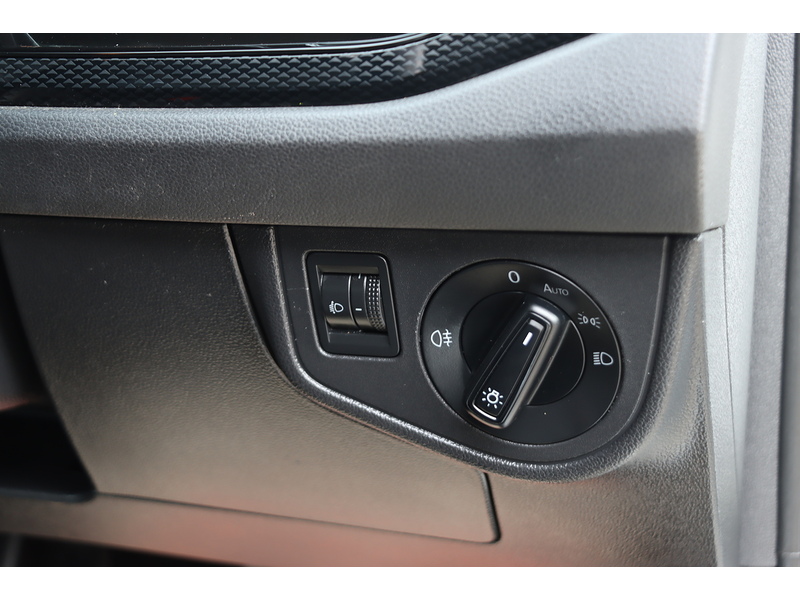 Volkswagen 1.0 EVO LIFE HATCHBACK 5DR PETROL MANUAL SATNAV BLUETOOTH DAB STEREO USB INPUT APPLE CARPLAY JUST 1 OWNER FROM NEW ONLY 49000 MILES FSH NO ULEZ CHARGE 72-74 Mitcham Road