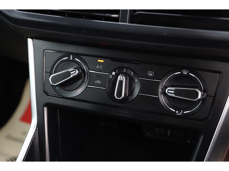 Volkswagen 1.0 EVO LIFE HATCHBACK 5DR PETROL MANUAL SATNAV BLUETOOTH DAB STEREO USB INPUT APPLE CARPLAY JUST 1 OWNER FROM NEW ONLY 49000 MILES FSH NO ULEZ CHARGE 72-74 Mitcham Road