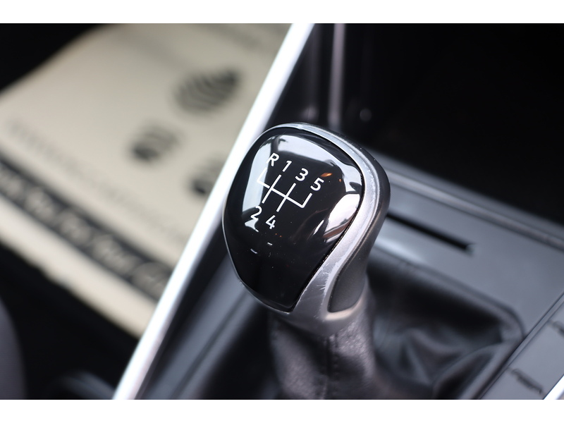 Volkswagen 1.0 EVO LIFE HATCHBACK 5DR PETROL MANUAL SATNAV BLUETOOTH DAB STEREO USB INPUT APPLE CARPLAY JUST 1 OWNER FROM NEW ONLY 49000 MILES FSH NO ULEZ CHARGE 72-74 Mitcham Road