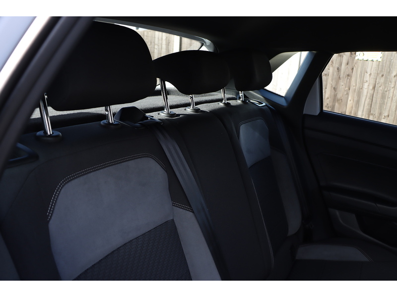 Volkswagen 1.0 TSI GPF R-LINE HATCHBACK 5DR PETROL DSG AUTO SAT NAV BLUETOOTH DAB STEREO USB INPUT APPLE CARPLAY PARKING AIDS ONLY 30000 MILES SH NO ULEZ CHARGE 72-74 Mitcham Road