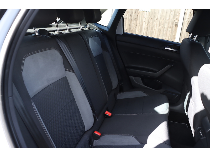 Volkswagen 1.0 TSI GPF R-LINE HATCHBACK 5DR PETROL DSG AUTO SAT NAV BLUETOOTH DAB STEREO USB INPUT APPLE CARPLAY PARKING AIDS ONLY 30000 MILES SH NO ULEZ CHARGE 72-74 Mitcham Road