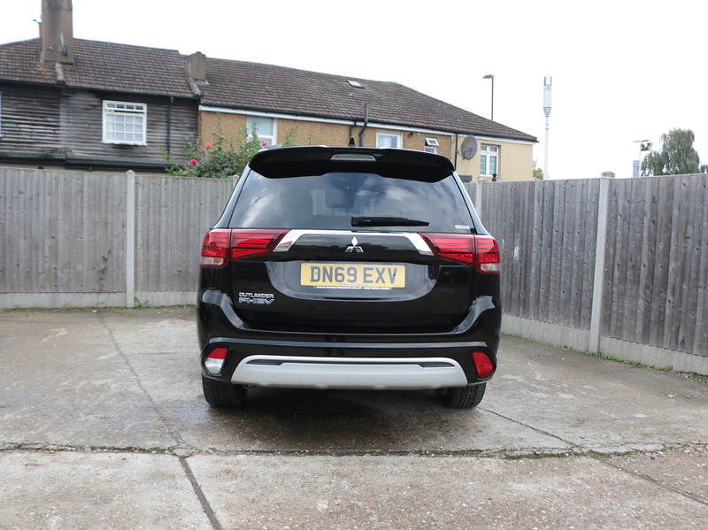 Mitsubishi 2.4H TWINMOTOR 13.8KWH DYNAMIC SUV 5DR PETROL PLUG-IN HYBRID CVT 4WD AUTO HEATED SEATS SATNAV BLUETOOTH APPLE CARPLAY REAR CAM 2 OWNERS 51000 MILES SH 72-74 Mitcham Road
