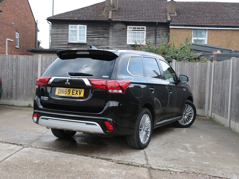 Mitsubishi 2.4H TWINMOTOR 13.8KWH DYNAMIC SUV 5DR PETROL PLUG-IN HYBRID CVT 4WD AUTO HEATED SEATS SATNAV BLUETOOTH APPLE CARPLAY REAR CAM 2 OWNERS 51000 MILES SH 72-74 Mitcham Road