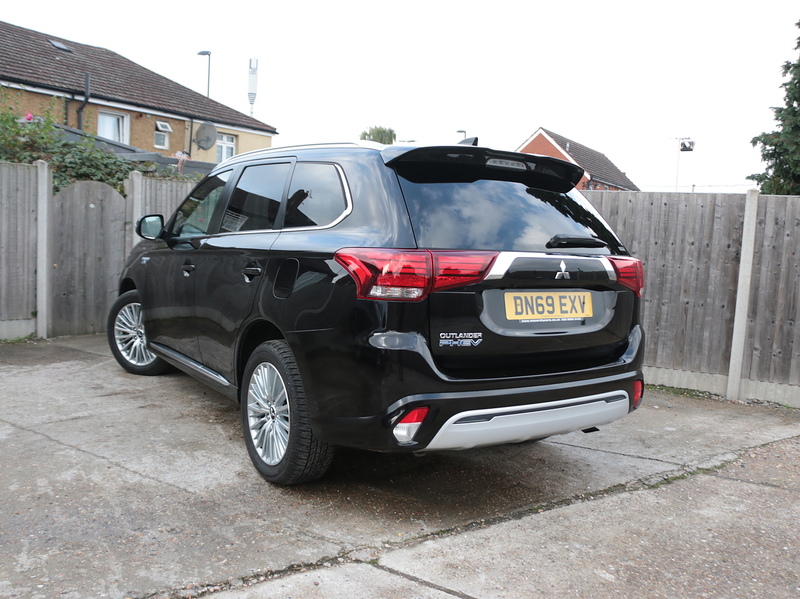 Mitsubishi 2.4H TWINMOTOR 13.8KWH DYNAMIC SUV 5DR PETROL PLUG-IN HYBRID CVT 4WD AUTO HEATED SEATS SATNAV BLUETOOTH APPLE CARPLAY REAR CAM 2 OWNERS 51000 MILES SH 72-74 Mitcham Road