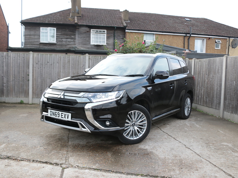 Mitsubishi 2.4H TWINMOTOR 13.8KWH DYNAMIC SUV 5DR PETROL PLUG-IN HYBRID CVT 4WD AUTO HEATED SEATS SATNAV BLUETOOTH APPLE CARPLAY REAR CAM 2 OWNERS 51000 MILES SH 72-74 Mitcham Road