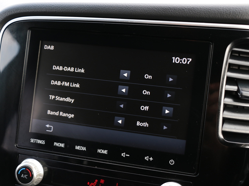 Mitsubishi 2.4H TWINMOTOR 13.8KWH DYNAMIC SUV 5DR PETROL PLUG-IN HYBRID CVT 4WD AUTO HEATED SEATS SATNAV BLUETOOTH APPLE CARPLAY REAR CAM 2 OWNERS 51000 MILES SH 72-74 Mitcham Road