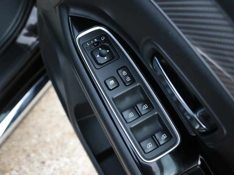 Mitsubishi 2.4H TWINMOTOR 13.8KWH DYNAMIC SUV 5DR PETROL PLUG-IN HYBRID CVT 4WD AUTO HEATED SEATS SATNAV BLUETOOTH APPLE CARPLAY REAR CAM 2 OWNERS 51000 MILES SH 72-74 Mitcham Road