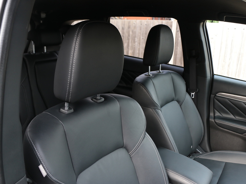 Mitsubishi 2.4H TWINMOTOR 13.8KWH DYNAMIC SUV 5DR PETROL PLUG-IN HYBRID CVT 4WD AUTO HEATED SEATS SATNAV BLUETOOTH APPLE CARPLAY REAR CAM 2 OWNERS 51000 MILES SH 72-74 Mitcham Road