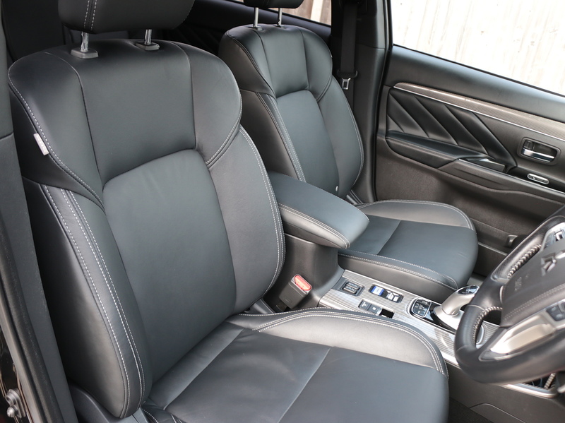 Mitsubishi 2.4H TWINMOTOR 13.8KWH DYNAMIC SUV 5DR PETROL PLUG-IN HYBRID CVT 4WD AUTO HEATED SEATS SATNAV BLUETOOTH APPLE CARPLAY REAR CAM 2 OWNERS 51000 MILES SH 72-74 Mitcham Road