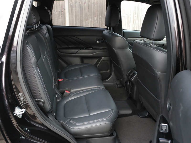 Mitsubishi 2.4H TWINMOTOR 13.8KWH DYNAMIC SUV 5DR PETROL PLUG-IN HYBRID CVT 4WD AUTO HEATED SEATS SATNAV BLUETOOTH APPLE CARPLAY REAR CAM 2 OWNERS 51000 MILES SH 72-74 Mitcham Road