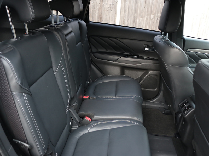 Mitsubishi 2.4H TWINMOTOR 13.8KWH DYNAMIC SUV 5DR PETROL PLUG-IN HYBRID CVT 4WD AUTO HEATED SEATS SATNAV BLUETOOTH APPLE CARPLAY REAR CAM 2 OWNERS 51000 MILES SH 72-74 Mitcham Road