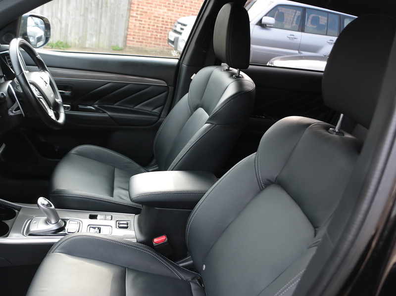 Mitsubishi 2.4H TWINMOTOR 13.8KWH DYNAMIC SUV 5DR PETROL PLUG-IN HYBRID CVT 4WD AUTO HEATED SEATS SATNAV BLUETOOTH APPLE CARPLAY REAR CAM 2 OWNERS 51000 MILES SH 72-74 Mitcham Road