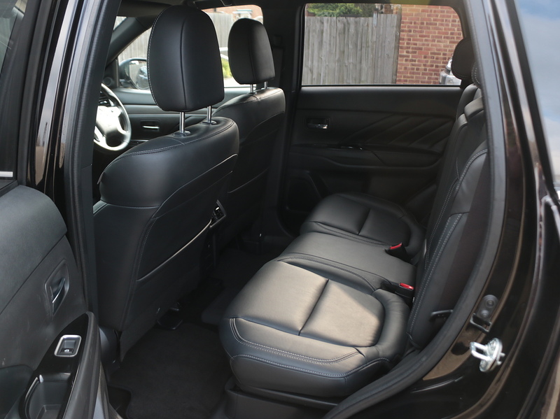 Mitsubishi 2.4H TWINMOTOR 13.8KWH DYNAMIC SUV 5DR PETROL PLUG-IN HYBRID CVT 4WD AUTO HEATED SEATS SATNAV BLUETOOTH APPLE CARPLAY REAR CAM 2 OWNERS 51000 MILES SH 72-74 Mitcham Road