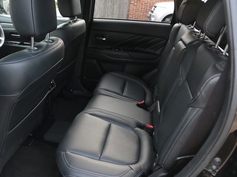 Mitsubishi 2.4H TWINMOTOR 13.8KWH DYNAMIC SUV 5DR PETROL PLUG-IN HYBRID CVT 4WD AUTO HEATED SEATS SATNAV BLUETOOTH APPLE CARPLAY REAR CAM 2 OWNERS 51000 MILES SH 72-74 Mitcham Road