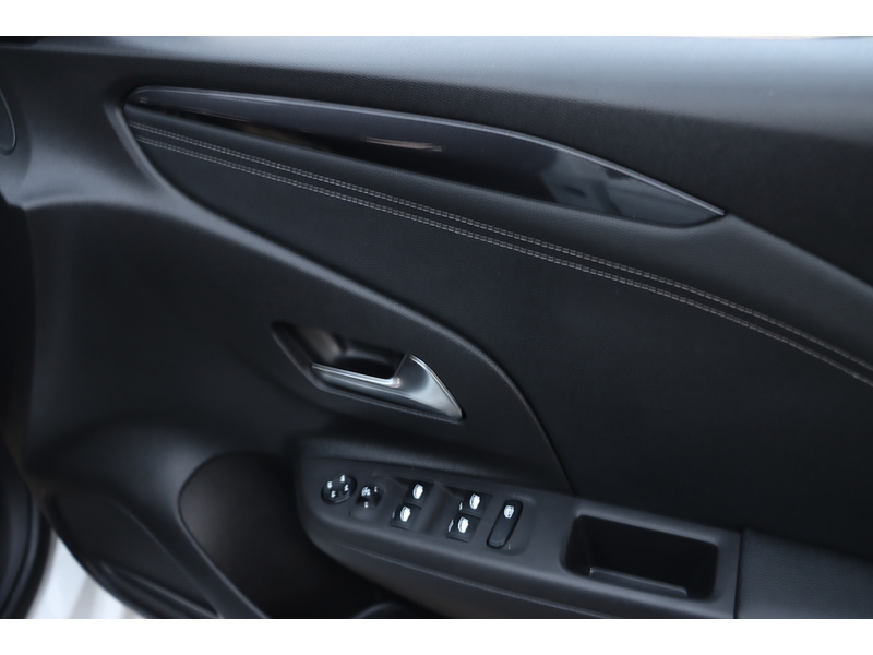 Vauxhall 1.2 ELITE HATCHBACK 5DR PETROL MANUAL HEATED SEATS SAT NAV BLUETOOTH APPLE CARPLAY REAR CAM PARKING AIDS JUST 2 OWNERS 41000 MILES FSH NO ULEZ CHARGE 72-74 Mitcham Road