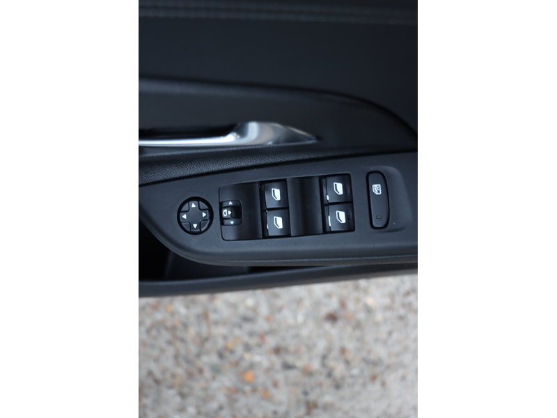 Vauxhall 1.2 ELITE HATCHBACK 5DR PETROL MANUAL HEATED SEATS SAT NAV BLUETOOTH APPLE CARPLAY REAR CAM PARKING AIDS JUST 2 OWNERS 41000 MILES FSH NO ULEZ CHARGE 72-74 Mitcham Road