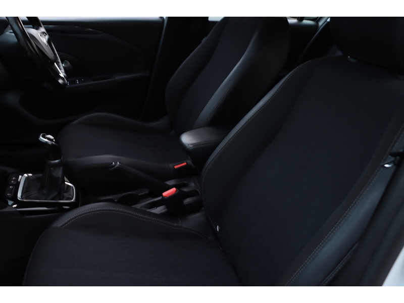 Vauxhall 1.2 ELITE HATCHBACK 5DR PETROL MANUAL HEATED SEATS SAT NAV BLUETOOTH APPLE CARPLAY REAR CAM PARKING AIDS JUST 2 OWNERS 41000 MILES FSH NO ULEZ CHARGE 72-74 Mitcham Road