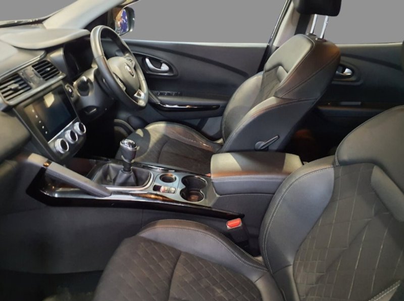 Renault 1.3 TCE ICONIC SUV 5DR PETROL MANUAL SATNAV BLUETOOTH DAB RADIO APPLE CARPLAY REAR CAMERA WITH PARKING AIDS SAME OWNER FOR 4 YEARS ONLY 66000 MILES SH 72-74 Mitcham Road