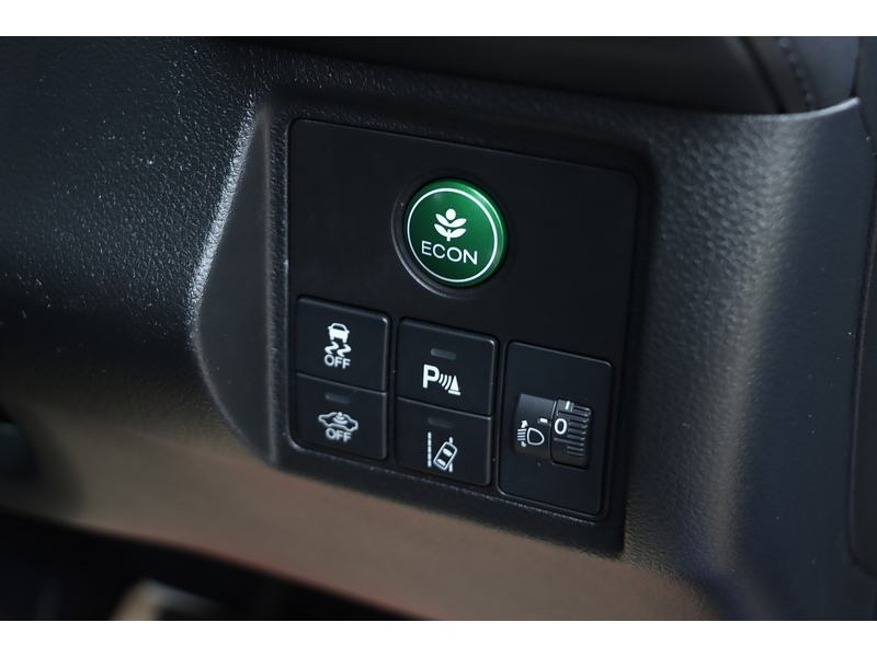 Honda 1.5 I-VTEC SE SUV 5DR PETROL CVT AUTO SAT NAV BLUETOOTH DAB STEREO REAR CAMERA PARKING AIDS JUST 2 OWNERS SAME OWNER FOR 3 YEARS ONLY 81000 MILES SH 72-74 Mitcham Road