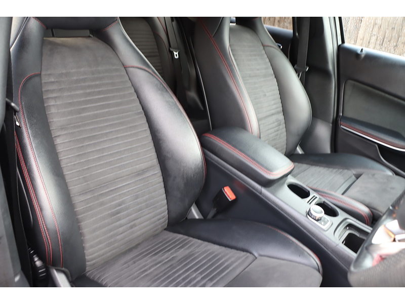 Mercedes-Benz GLA180 1.6 AMG LINE EDITION SUV 5DR PETROL 7G-DCT AUTO HEATED SEATS SAT NAV BLUETOOTH APPLE CARPLAY REAR CAM PARKING AIDS 2 OWNERS ONLY 35000 MILES SH 72-74 Mitcham Road