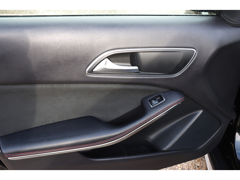 Mercedes-Benz GLA180 1.6 AMG LINE EDITION SUV 5DR PETROL 7G-DCT AUTO HEATED SEATS SAT NAV BLUETOOTH APPLE CARPLAY REAR CAM PARKING AIDS 2 OWNERS ONLY 35000 MILES SH 72-74 Mitcham Road