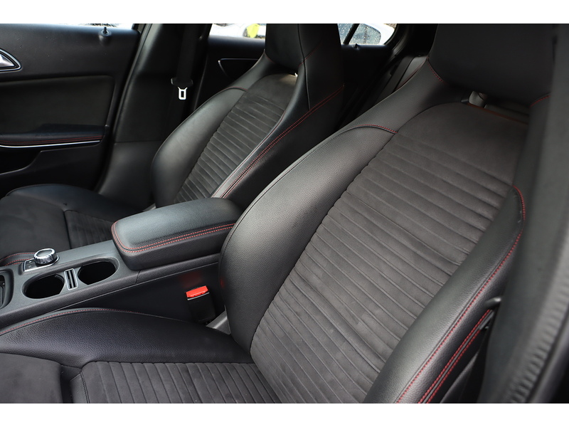 Mercedes-Benz GLA180 1.6 AMG LINE EDITION SUV 5DR PETROL 7G-DCT AUTO HEATED SEATS SAT NAV BLUETOOTH APPLE CARPLAY REAR CAM PARKING AIDS 2 OWNERS ONLY 35000 MILES SH 72-74 Mitcham Road