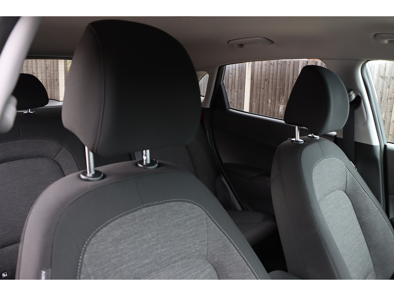 Hyundai 64KWH PREMIUM SUV 5DR ELECTRIC AUTO HEATED SEATS SAT NAV BLUETOOTH DAB STEREO APPLE CARPLAY REAR CAMERA PARKING AIDS JUST 2 OWNERS ONLY 54000 MILES SH 72-74 Mitcham Road