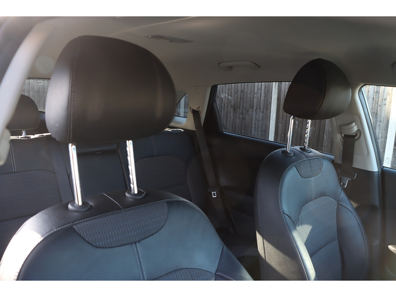 Kia 1.6H GDI 2 SUV 5DR PETROL HYBRID DCT AUTO SAT NAV BLUETOOTH DAB STEREO USB INPUT ANDROID AUTO REAR CAMERA PARKING AIDS 67000 MILES SH NO ULEZ CHARGE 72-74 Mitcham Road