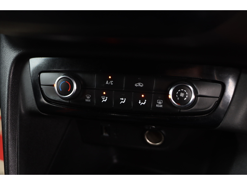 Vauxhall 1.2 TURBO SRI HATCHBACK 5DR PETROL MANUAL SAT NAV BLUETOOTH DAB STEREO APPLE CARPLAY ANDROID AUTO PARKING AIDS ONLY 40000 MILES SH NO ULEZ CHARGE 72-74 Mitcham Road