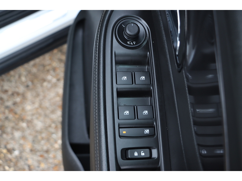 Vauxhall 1.4I TURBO ECOTEC ELITE SUV 5DR PETROL MANUAL HEATED SEATS SAT NAV BLUETOOTH DAB STEREO APPLE CARPLAY PARKING AIDS ONLY 71000 MILES FSH 9 SERVICES 72-74 Mitcham Road