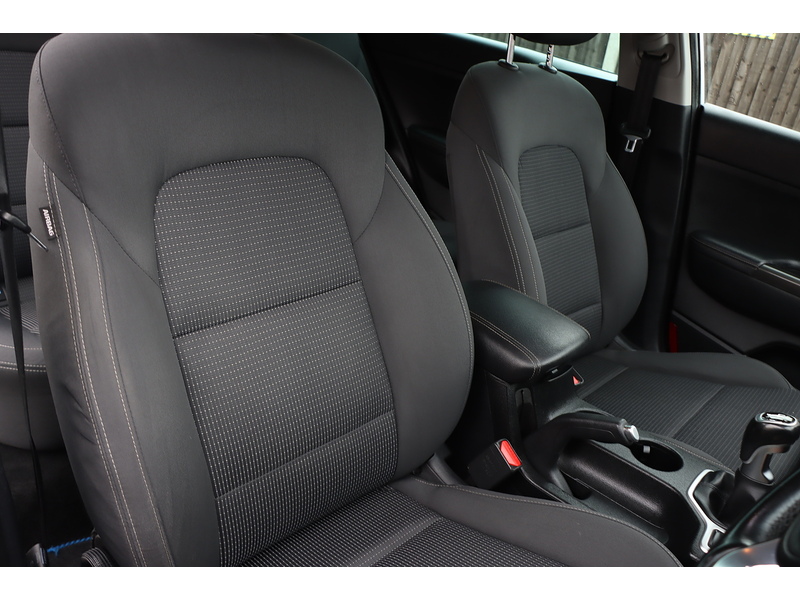 Kia 1.6 GDI 2 SUV 5DR PETROL MANUAL SATNAV BLUETOOTH DAB STEREO APPLE CARPLAY REAR CAMERA PARKING AIDS 2 OWNERS SAME OWNER FOR 6 YEARS ONLY 36000 MILES SH 72-74 Mitcham Road