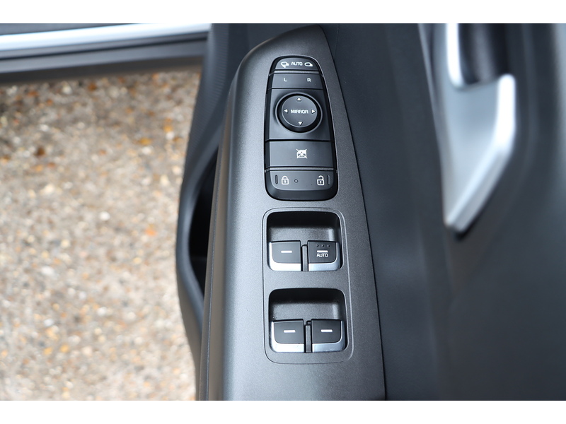 Kia 1.6 GDI 2 SUV 5DR PETROL MANUAL SATNAV BLUETOOTH DAB STEREO APPLE CARPLAY REAR CAMERA PARKING AIDS 2 OWNERS SAME OWNER FOR 6 YEARS ONLY 36000 MILES SH 72-74 Mitcham Road