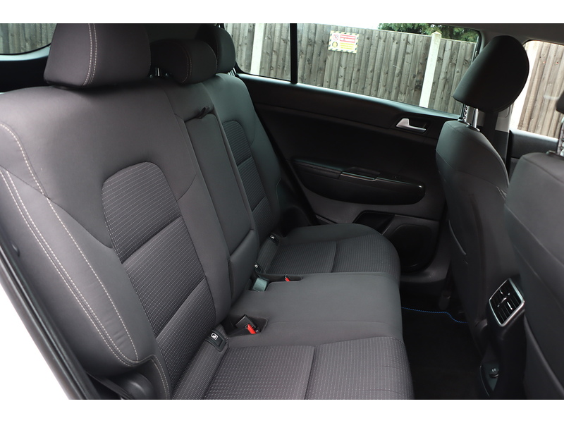 Kia 1.6 GDI 2 SUV 5DR PETROL MANUAL SATNAV BLUETOOTH DAB STEREO APPLE CARPLAY REAR CAMERA PARKING AIDS 2 OWNERS SAME OWNER FOR 6 YEARS ONLY 36000 MILES SH 72-74 Mitcham Road