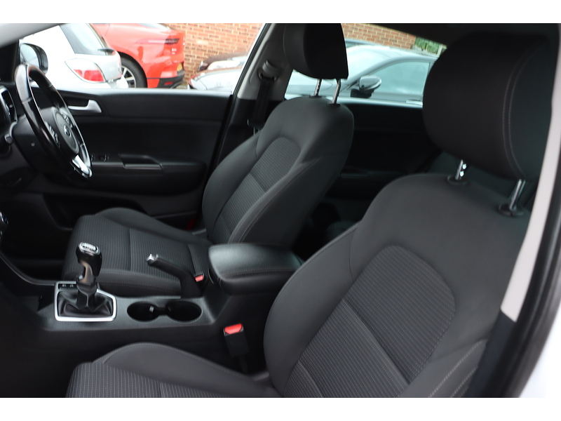 Kia 1.6 GDI 2 SUV 5DR PETROL MANUAL SATNAV BLUETOOTH DAB STEREO APPLE CARPLAY REAR CAMERA PARKING AIDS 2 OWNERS SAME OWNER FOR 6 YEARS ONLY 36000 MILES SH 72-74 Mitcham Road