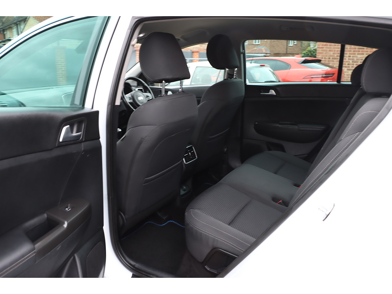 Kia 1.6 GDI 2 SUV 5DR PETROL MANUAL SATNAV BLUETOOTH DAB STEREO APPLE CARPLAY REAR CAMERA PARKING AIDS 2 OWNERS SAME OWNER FOR 6 YEARS ONLY 36000 MILES SH 72-74 Mitcham Road