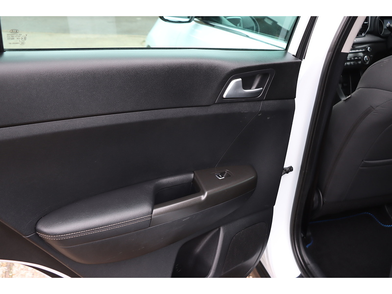 Kia 1.6 GDI 2 SUV 5DR PETROL MANUAL SATNAV BLUETOOTH DAB STEREO APPLE CARPLAY REAR CAMERA PARKING AIDS 2 OWNERS SAME OWNER FOR 6 YEARS ONLY 36000 MILES SH 72-74 Mitcham Road