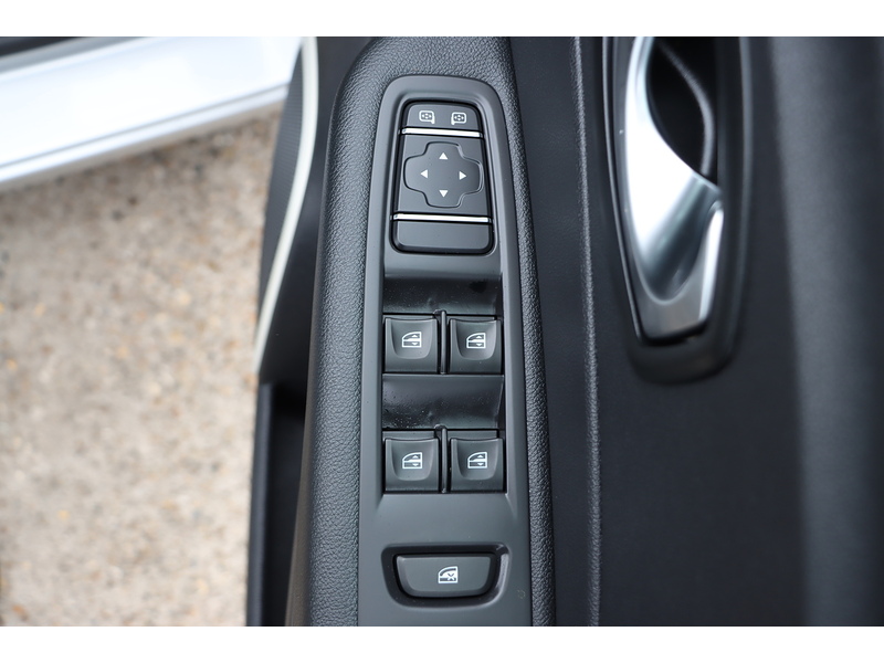 Renault 0.9 TCE ENERGY PLAY SUV 5DR PETROL MANUAL BLUETOOTH DAB RADIO USB INPUT 2 OWNERS SAME OWNER FOR 6 YEARS ONLY 28000 MILES FSH 7 SERVICES NO ULEZ CHARGE 72-74 Mitcham Road