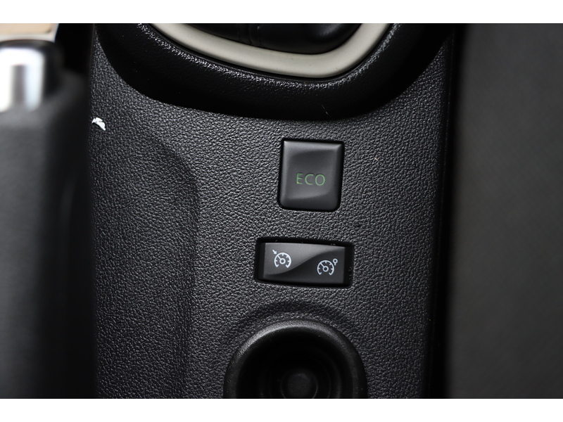 Renault 0.9 TCE ENERGY PLAY SUV 5DR PETROL MANUAL BLUETOOTH DAB RADIO USB INPUT 2 OWNERS SAME OWNER FOR 6 YEARS ONLY 28000 MILES FSH 7 SERVICES NO ULEZ CHARGE 72-74 Mitcham Road