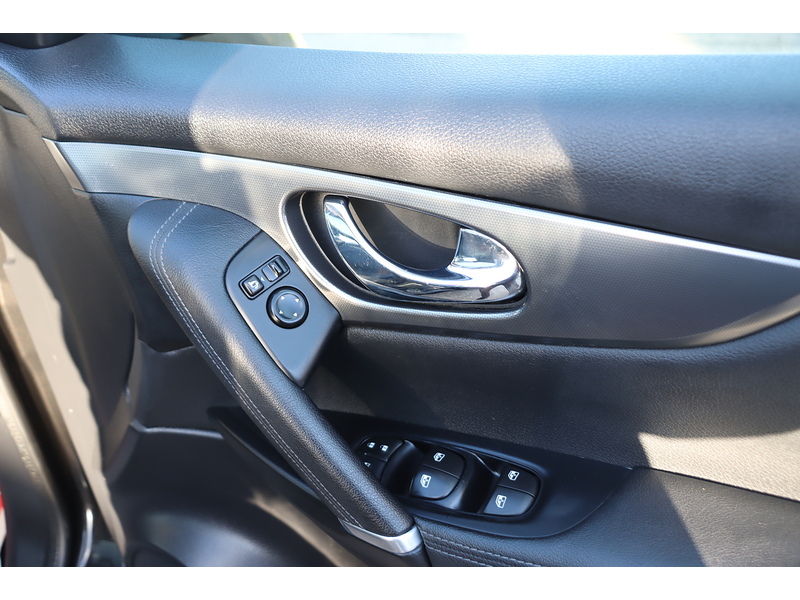 Nissan 1.3 DIG-T TEKNA SUV 5DR PETROL MANUAL PAN ROOF HEATED SEATS SAT NAV BLUETOOTH DAB STEREO APPLE CARPLAY REAR CAMERA PARKING AIDS ONLY 44000 MILES FSH 72-74 Mitcham Road