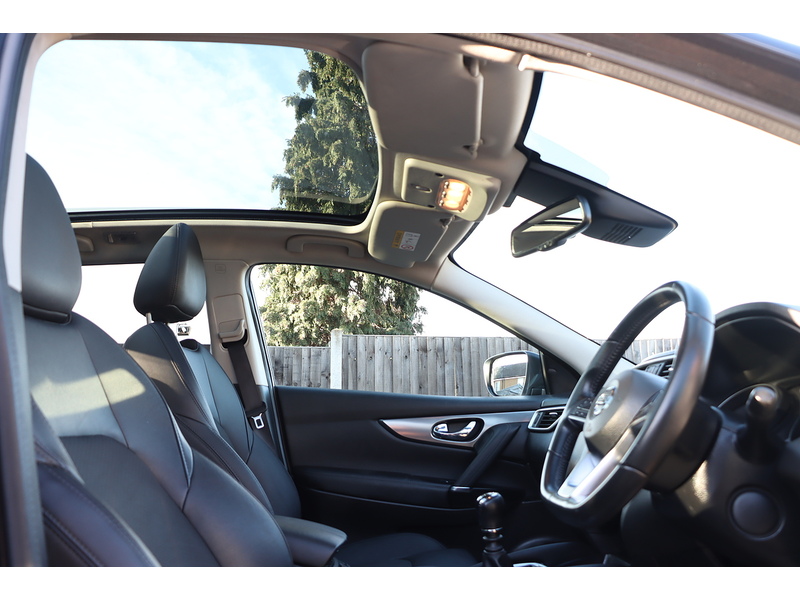 Nissan 1.3 DIG-T TEKNA SUV 5DR PETROL MANUAL PAN ROOF HEATED SEATS SAT NAV BLUETOOTH DAB STEREO APPLE CARPLAY REAR CAMERA PARKING AIDS ONLY 44000 MILES FSH 72-74 Mitcham Road