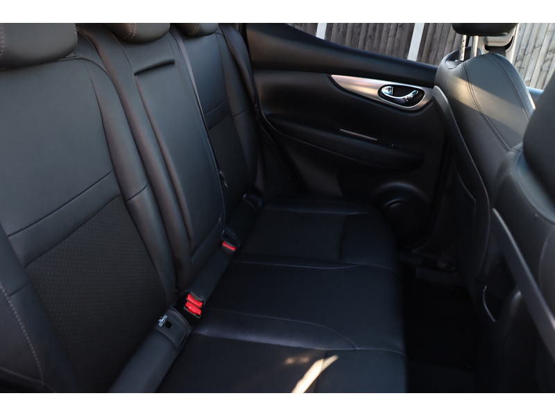 Nissan 1.3 DIG-T TEKNA SUV 5DR PETROL MANUAL PAN ROOF HEATED SEATS SAT NAV BLUETOOTH DAB STEREO APPLE CARPLAY REAR CAMERA PARKING AIDS ONLY 44000 MILES FSH 72-74 Mitcham Road