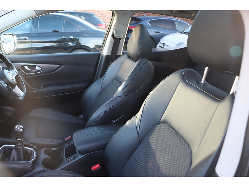 Nissan 1.3 DIG-T TEKNA SUV 5DR PETROL MANUAL PAN ROOF HEATED SEATS SAT NAV BLUETOOTH DAB STEREO APPLE CARPLAY REAR CAMERA PARKING AIDS ONLY 44000 MILES FSH 72-74 Mitcham Road