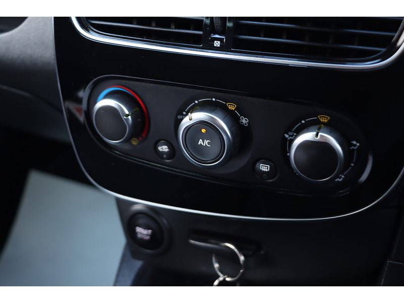 Renault 0.9 TCE ICONIC HATCHBACK 5DR PETROL MANUAL SAT NAV BLUETOOTH DAB STEREO APPLE CARPLAY PARKING AIDS 2 OWNERS 27000 MILES FSH 4 SERVICES NO ULEZ CHARGE 72-74 Mitcham Road