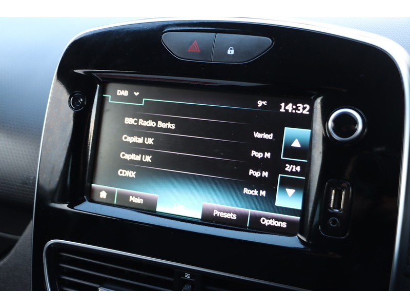 Renault 0.9 TCE ICONIC HATCHBACK 5DR PETROL MANUAL SAT NAV BLUETOOTH DAB STEREO APPLE CARPLAY PARKING AIDS 2 OWNERS 27000 MILES FSH 4 SERVICES NO ULEZ CHARGE 72-74 Mitcham Road