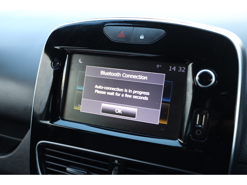 Renault 0.9 TCE ICONIC HATCHBACK 5DR PETROL MANUAL SAT NAV BLUETOOTH DAB STEREO APPLE CARPLAY PARKING AIDS 2 OWNERS 27000 MILES FSH 4 SERVICES NO ULEZ CHARGE 72-74 Mitcham Road