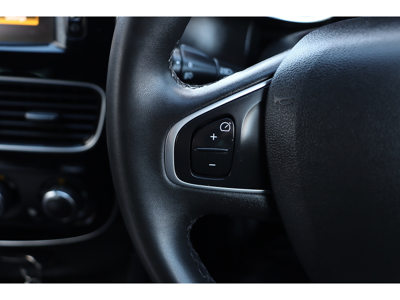 Renault 0.9 TCE ICONIC HATCHBACK 5DR PETROL MANUAL SAT NAV BLUETOOTH DAB STEREO APPLE CARPLAY PARKING AIDS 2 OWNERS 27000 MILES FSH 4 SERVICES NO ULEZ CHARGE 72-74 Mitcham Road